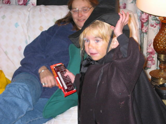 Carrie removing her hat.