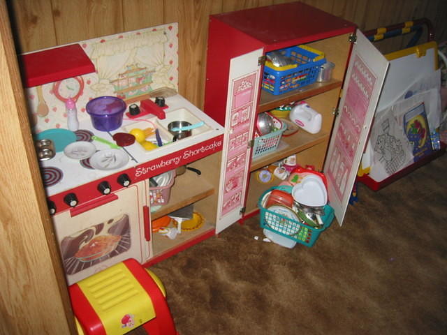 Strawberry Shortcake sink/stove/fridge and other random stuff