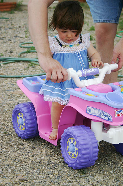 Daddy showing Joleigh how to push the button